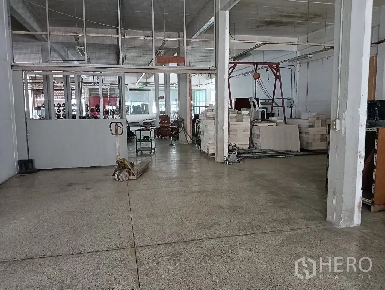 โรงงาน for sale in Lat Krabang, Bangkok - โซนผลิตกั้นกระจกบางส่วนพร้อมวัสดุวางบนพาเลท