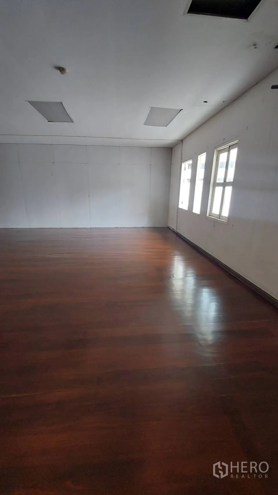 สำนักงาน ให้เช่าในWatthana, Bangkok - ห้องสำนักงานกว้าง ผนังสีขาว หน้าต่างหลายบาน และพื้นไม้สีเข้ม