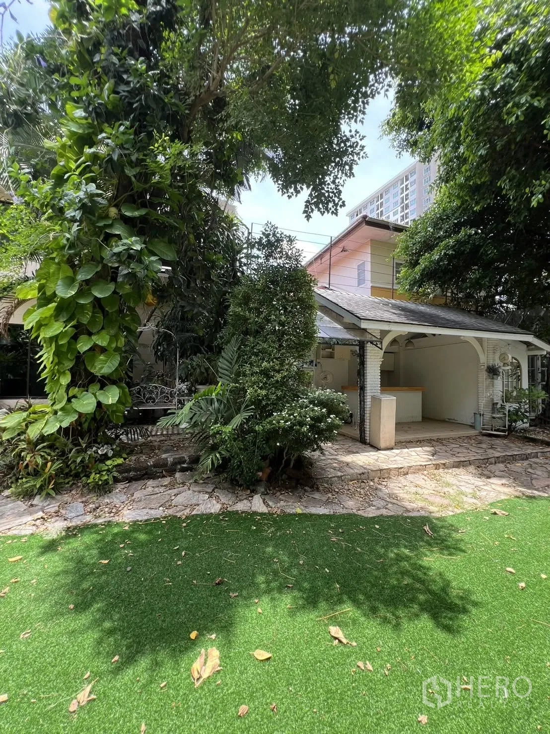 Detached House for rent in Phra Khanong, Bangkok - Lawn area facing a shaded patio and mature trees.