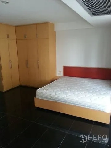 公寓 出租在Bang Rak, Bangkok - 宽敞卧室，平台床与转角内置衣柜，搭配中央风管空调。