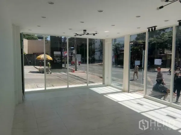 Retail Space for rent in Khlong Toei, Bangkok - Interior view showing panoramic glass walls to the sidewalk, abundant natural light and sliding glass entry.
