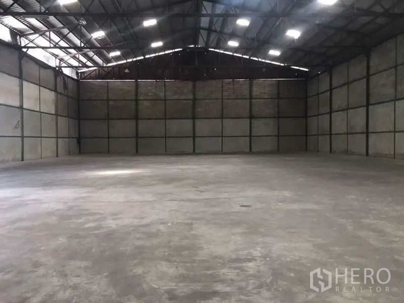 Factory for rent in Bang Pakong, Chachoengsao - Open industrial hall with high gable roof, skylights and generous working area.