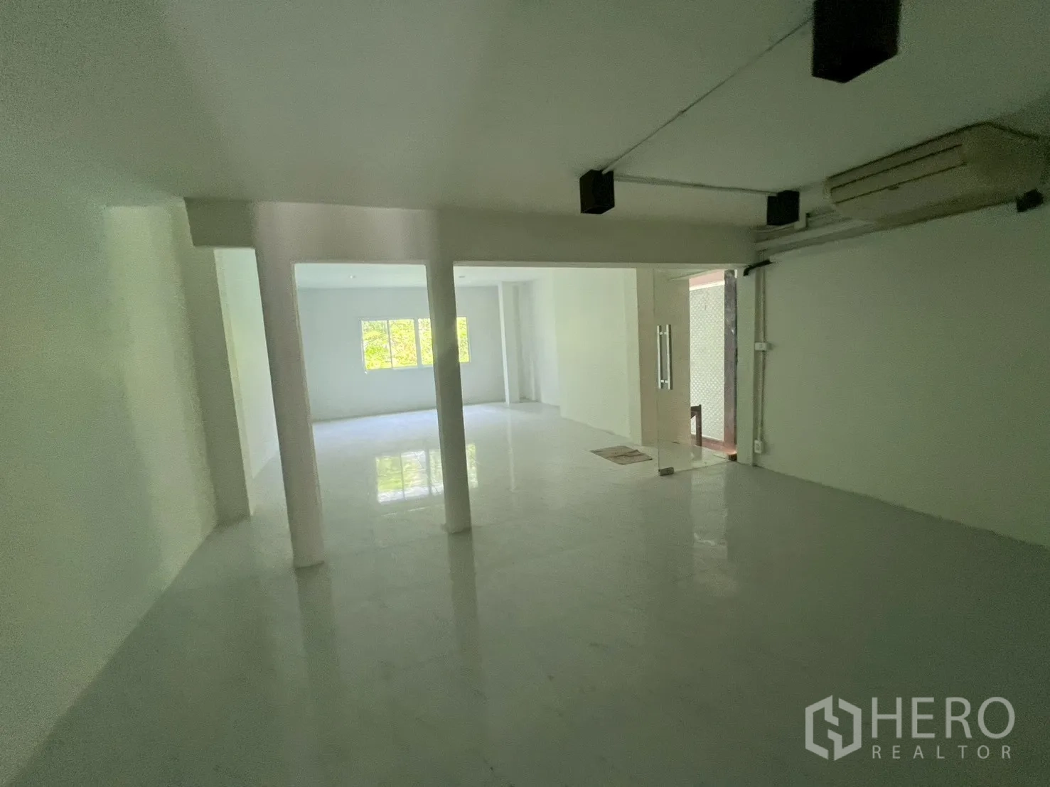 Home Office for rent in Watthana, Bangkok - Spacious white open-plan floor with air conditioning and windows.