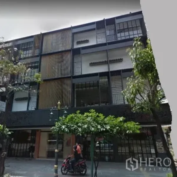 Retail Space for rent in Khlong Toei, Bangkok - Contemporary multi-storey commercial building facade with metal screens and large glazing in Thonglor.