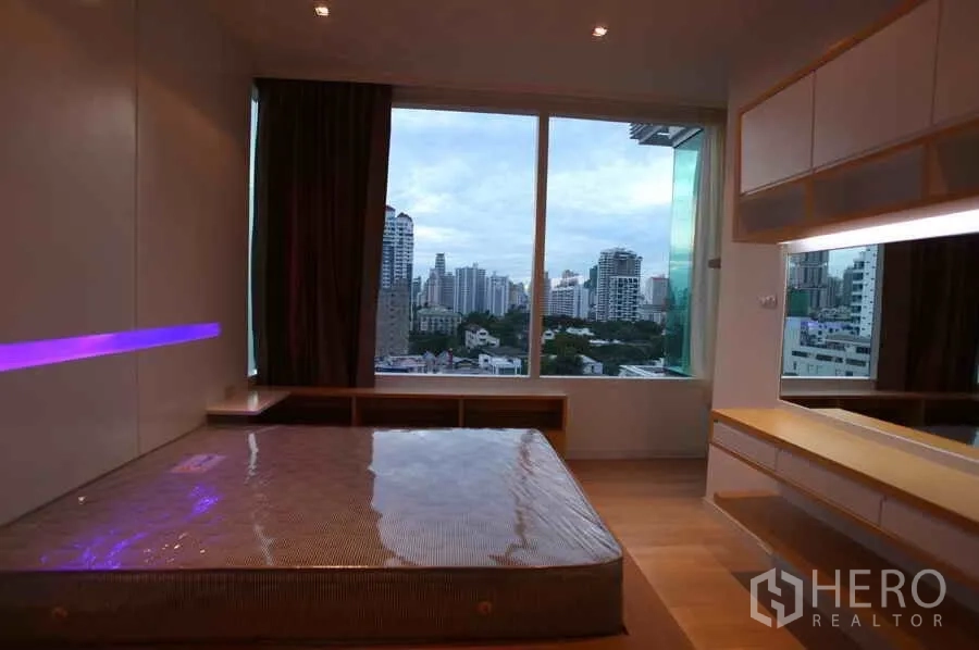公寓 出租在Watthana, Bangkok - 卧室配超大观景窗、内置书桌与柜体，并有氛围LED灯带。