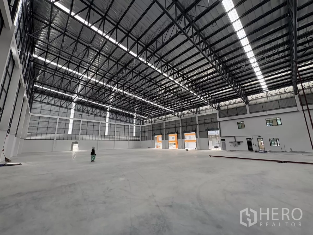 Factory for rent in Bang Pakong, Chachoengsao - High-bay warehouse space showing wide column grid and clear open floor.