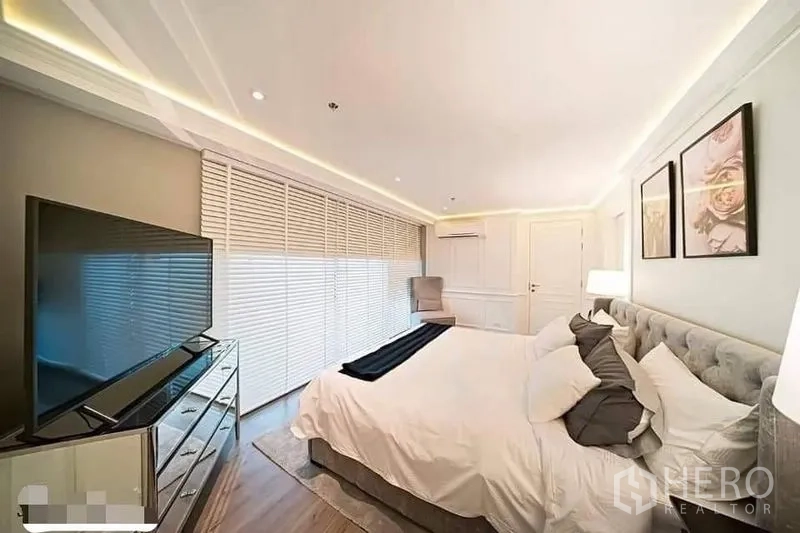 公寓 出租或出售在Watthana, Bangkok - 主卧带大电视，吊顶灯带及整面阳台百叶窗。