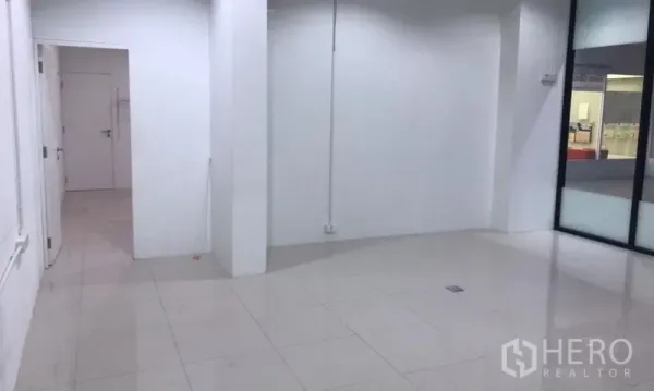 办公空间 出租在Watthana, Bangkok - 宽敞白墙办公室，瓷砖地面与玻璃隔断，适合设置工位。