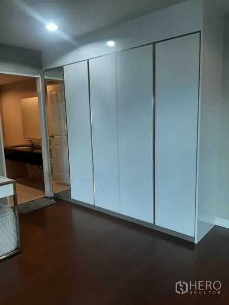 คอนโด ให้เช่าหรือขายในHuai Khwang, Bangkok - ตู้เสื้อผ้าบิวท์อินสีขาวบานยาวในห้องนอน