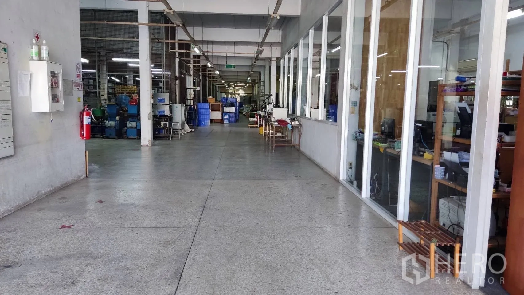 โรงงาน for sale in Lat Krabang, Bangkok - โถงกว้างข้างสำนักงานกระจก พร้อมอุปกรณ์ความปลอดภัยที่ผนัง