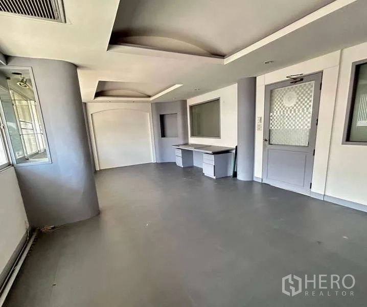 Warehouse for rent in Bang Phli, Samut Prakan - Second-floor office area with built-in desk, windows and curved column