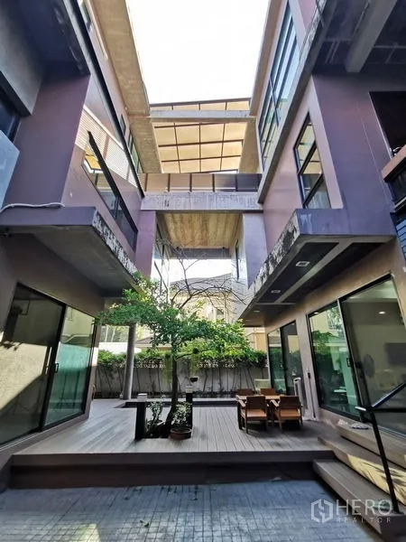 带办公室的家 出售在Wang Thonglang, Bangkok - 抬头望向庭院的连桥、阳台与户外座区。