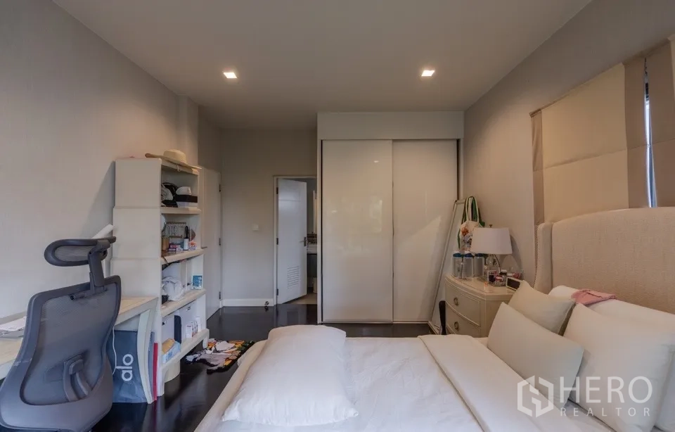 独栋房屋 for rent or sale in Bang Kapi, Bangkok - 卧室带书桌、置物架和大衣柜。