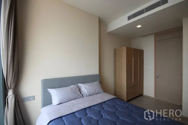 公寓 出租在Watthana, Bangkok - 第二卧室，落地窗与衣柜，简约温馨。