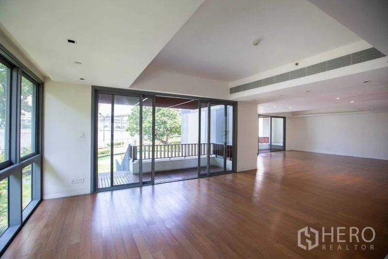 Condominium for rent in Yan Nawa, Bangkok - Open-plan living room with large balcony and garden-river outlook.