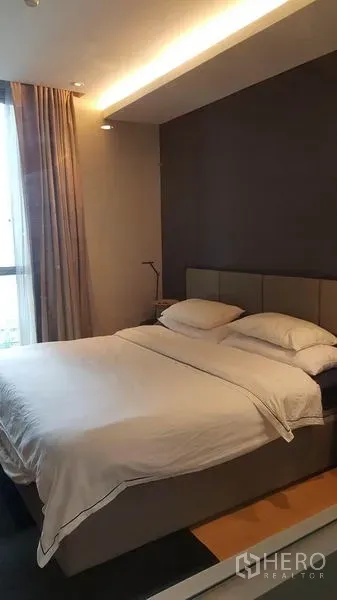 公寓 出租在Watthana, Bangkok - 卧室配大床、柔和灯光与高窗帘