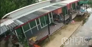 货栈 出售在Mueang Nonthaburi, Nonthaburi - 单层附属建筑，金属屋顶与玻璃门窗，临混凝土平台。