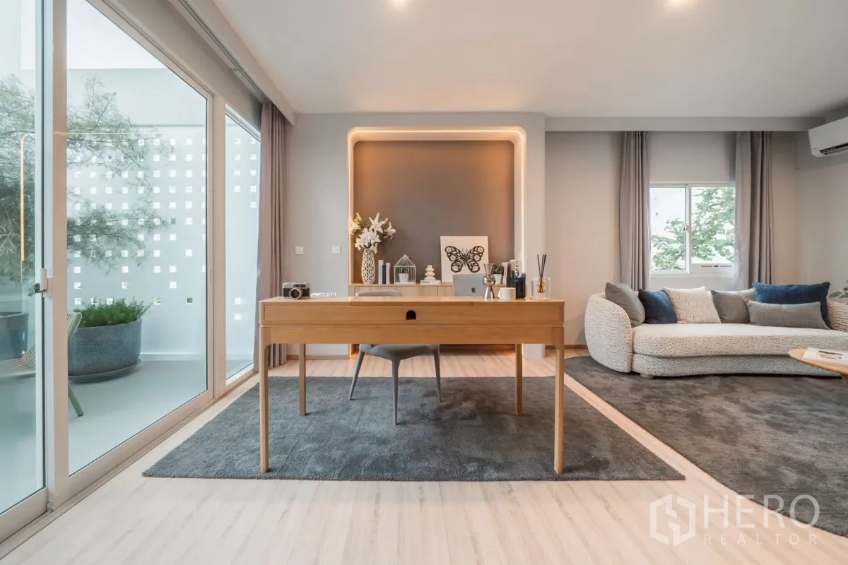 Detached House for rent in Saphan Sung, Bangkok - Upper family lounge or home office with desk, sofa and terrace access.