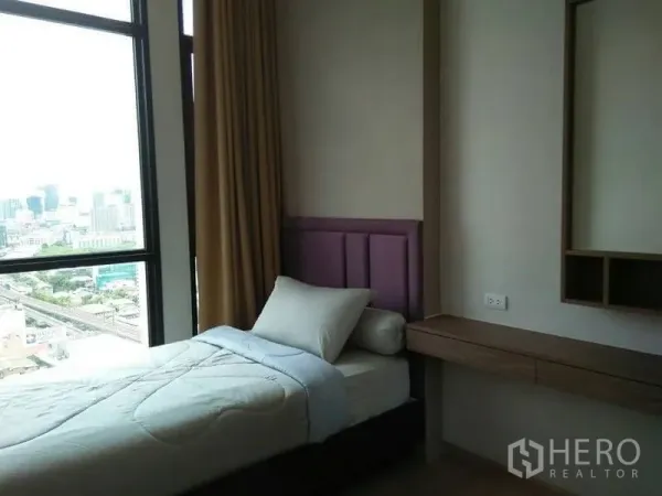 公寓 出租在Huai Khwang, Bangkok - 次卧配单人床与梳妆台，落地窗享城市景观。