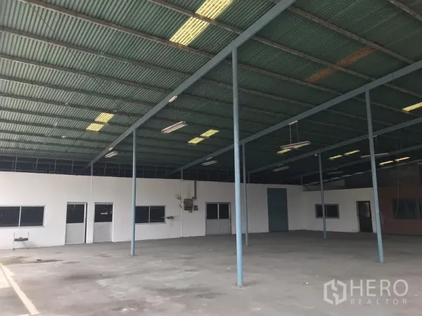 คลังสินค้า ให้เช่าในBang Phli, Samut Prakan - ภายในโกดังโปร่ง พื้นคอนกรีต หลังคาเหล็กสูงมีช่องแสงและไฟแขวน พร้อมห้องสำนักงานด้านข้าง