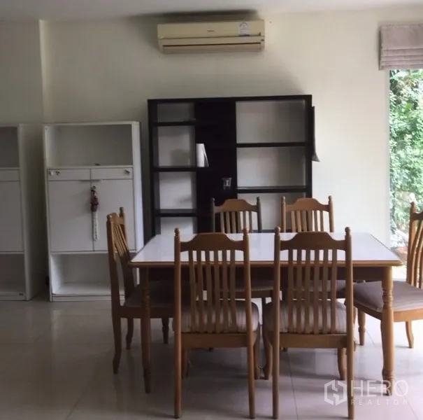 บ้าน ให้เช่าในBang Phli, Samut Prakan - ห้องทานอาหารสว่าง โต๊ะไม้ 6 ที่นั่ง พร้อมชั้นวางของและหน้าต่างบานใหญ่
