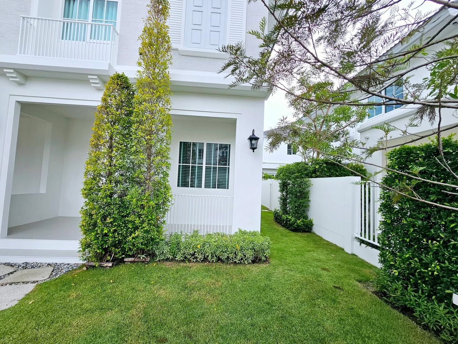 บ้าน ให้เช่าในBang Phli, Samut Prakan - เฉลียงหน้าบ้านมีพัดลมเพดาน เชื่อมต่อภายในด้วยบานเลื่อน