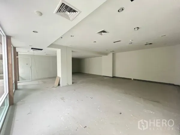 零售空间 出租 - 空置零售内部，开放式布局，白色墙面，筒灯与空调出风口，待装修