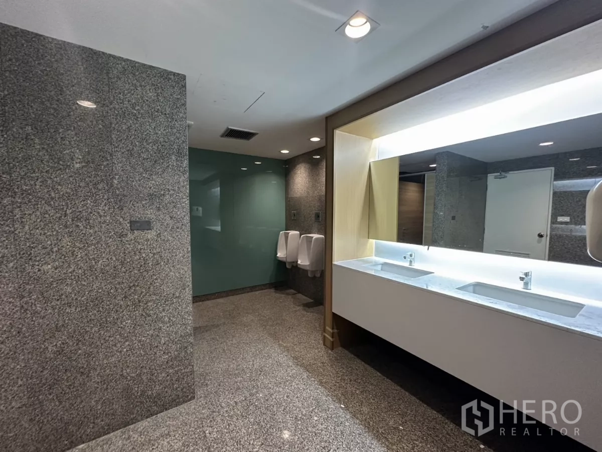 办公空间 出租在Watthana, Bangkok - 现代男卫，花岗岩饰面与双洗手台。