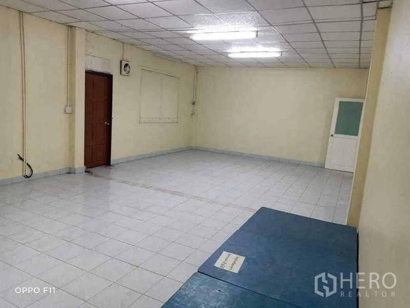 คลังสินค้า ให้เช่าหรือขายในMueang Samut Sakhon, Samut Sakhon - ห้องเอนกประสงค์ปูกระเบื้อง พื้นที่กว้าง ไฟฟลูออเรสเซนต์ และประตูไม้