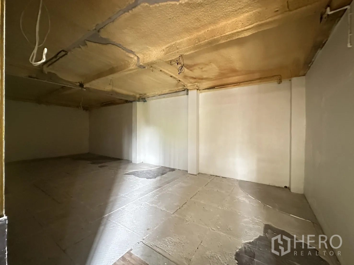 零售空间 出租在Bang Rak, Bangkok - 白墙低顶空房，适合储物或私密功能区。