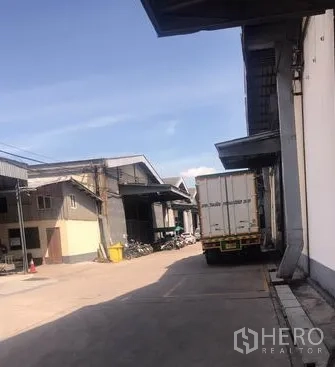 货栈 出租在Chachoengsao - 仓库后侧通道，可通行挂车并设装卸区。