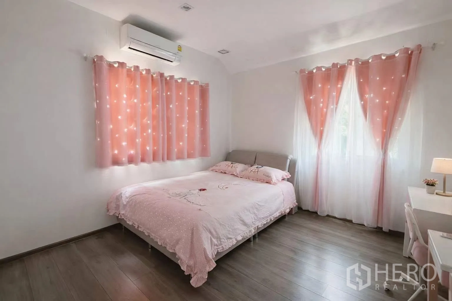 บ้านเดี่ยว for rent or sale in Bang Phli, Samut Prakan - ห้องนอนโทนชมพูอบอุ่น ผ้าม่านระยิบระยับ