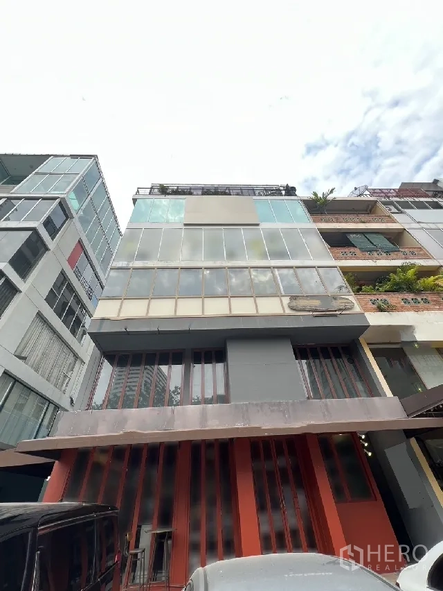 零售空间 出租 - 曼谷瓦塔那区玻璃立面的多层商业楼，红色店面。