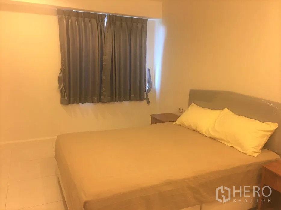 公寓 出租在Watthana, Bangkok - 客卧，米色床品、床头柜与带窗帘的窗户。