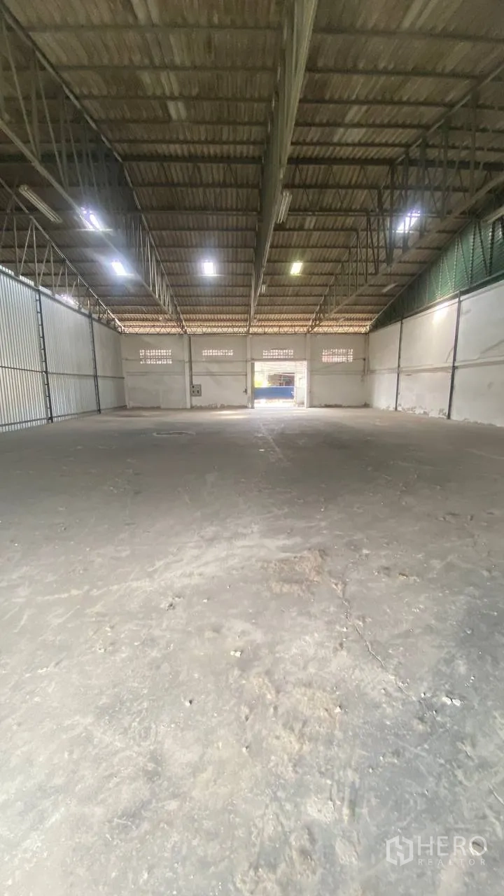 工厂 for rent in Bang Phli, Samut Prakan - 仓库内部开阔无柱空间，墙面玻璃砖采光窗可见。