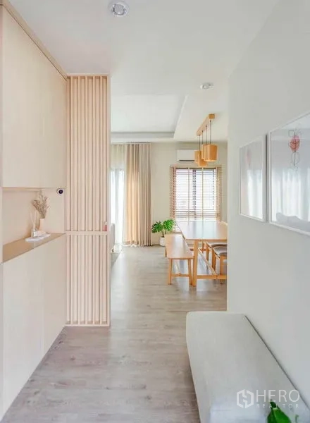 บ้าน ให้เช่าในBang Khun Thian, Bangkok - โถงทางเดินสู่โซนทานอาหาร ผ้าม่านโปร่งแสง และตู้บิวท์อินโทนอ่อน