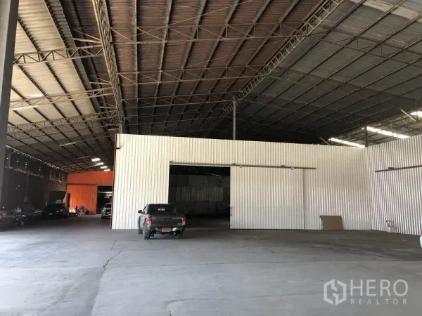 货栈 出租在Nong Chok, Bangkok - 宽敞仓库内部，高钢结构屋顶与金属波纹板隔墙，混凝土地面适合装卸车辆通行。