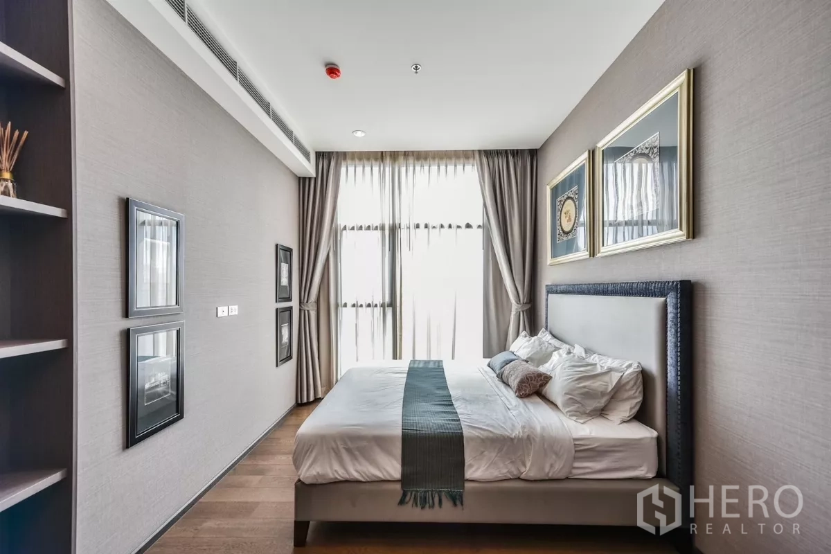 公寓 出租或出售在Bang Rak, Bangkok - 卧室配大床、落地窗、窗帘与墙面装饰画。