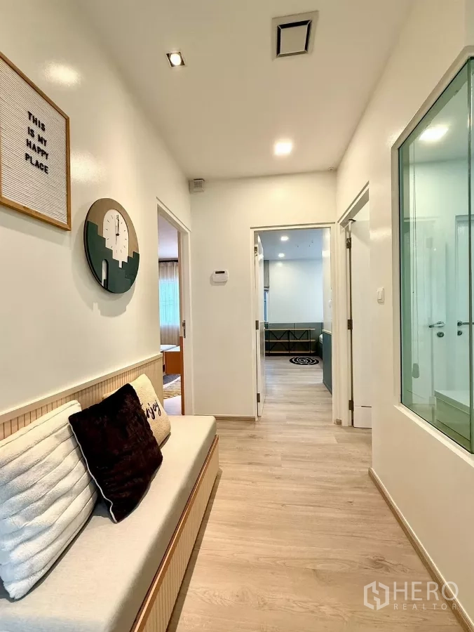 บ้าน ให้เช่าในBang Phli, Samut Prakan - โถงชั้นบนพร้อมม้านั่งและพื้นไม้โทนอุ่น