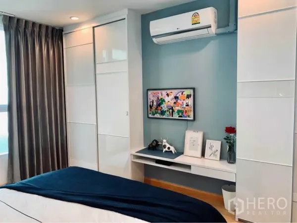 公寓 出租在Watthana, Bangkok - 温馨卧室，内置白色衣柜，挂壁空调与小型书桌区。