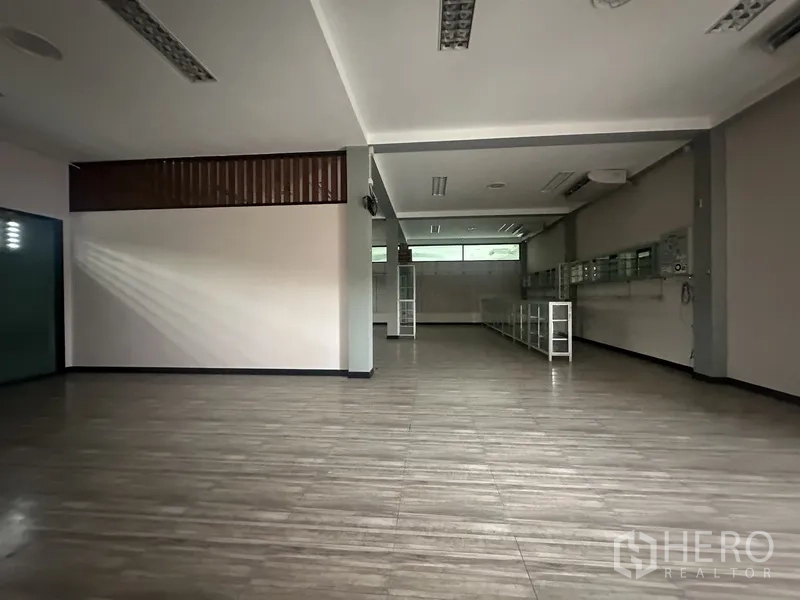 独立商业地产 出租在Prawet, Bangkok - 开放式空间，墙边长操作台与储物架