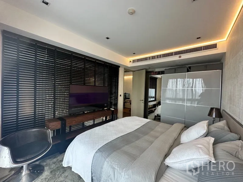 公寓 出售在Watthana, Bangkok - 卧室配电视柜、深色百叶与滑门衣柜