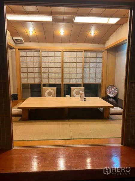 Shophouse for rent in Khlong Toei, Bangkok - Cozy private room with shoji sliding doors and a low table.