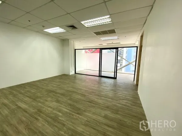 办公空间 出租在Watthana, Bangkok - 明亮的开放式办公室，木纹地板、吊顶灯具与滑动玻璃隔断。