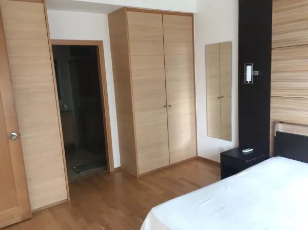 公寓 出租在Sathon, Bangkok - 卧室设有内置衣柜、全身镜及通往套内卫浴的门。