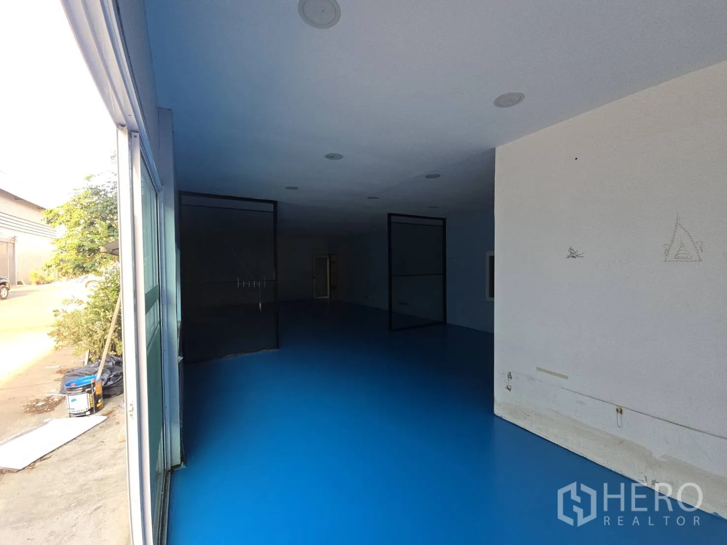 仓库 for rent in Bang Phli, Samut Prakan - 临道路的前厅或办公区，配推拉玻璃入口。