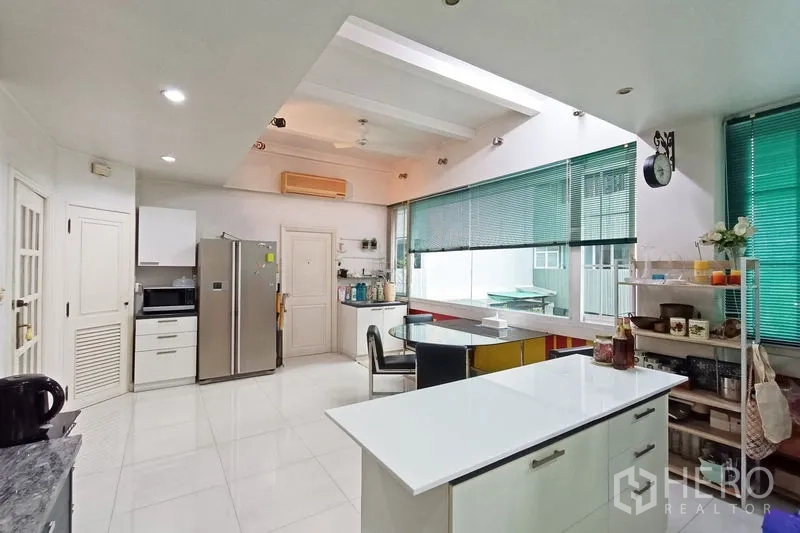 คอนโด ขายในBangkok - ครัวสไตล์โมเดิร์นโทนขาว พร้อมไอส์แลนด์ ช่องแสง และเครื่องใช้ไฟฟ้า