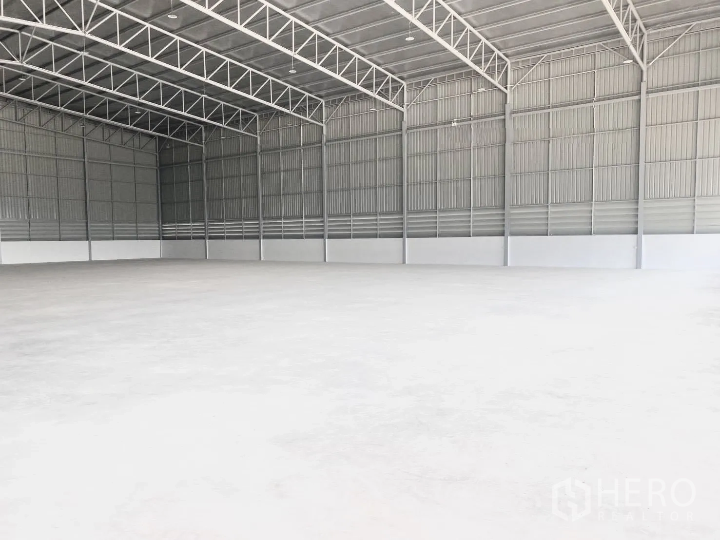 โกดัง for rent in Bang Bo, Samut Prakan - พื้นที่โกดังโปร่งพร้อมโครงหลังคาเหล็กและพื้นคอนกรีตเรียบ