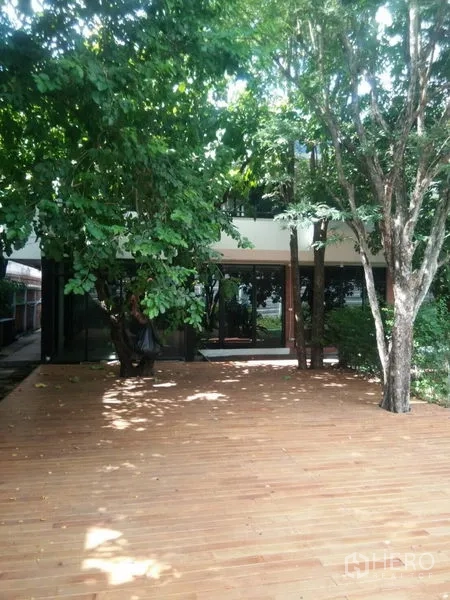 带办公室的家 出租在Huai Khwang, Bangkok - 被树荫覆盖的宽阔木平台，面向玻璃立面建筑