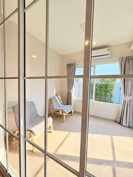 独立式住宅 出租或出售在Prawet, Bangkok - 生活家政区，配洗衣机与对开门冰箱。